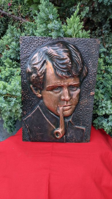 Медный портрет Есенина.