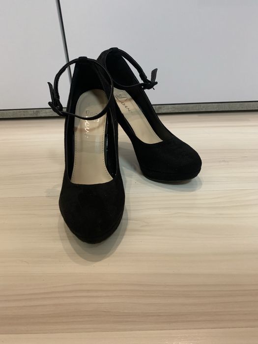 Продам туфлі на каблуку з ремінцями