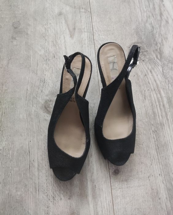 Seksowne szpilki 38 sandałki z połyskiem WideFit