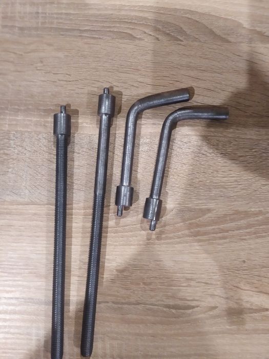 Винтовой ключ и дверные петли продам