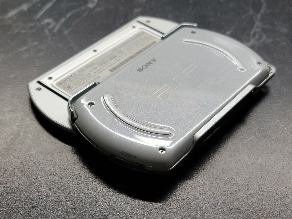 Sony PlayStation Portable PSP Go Pearl White  N1000