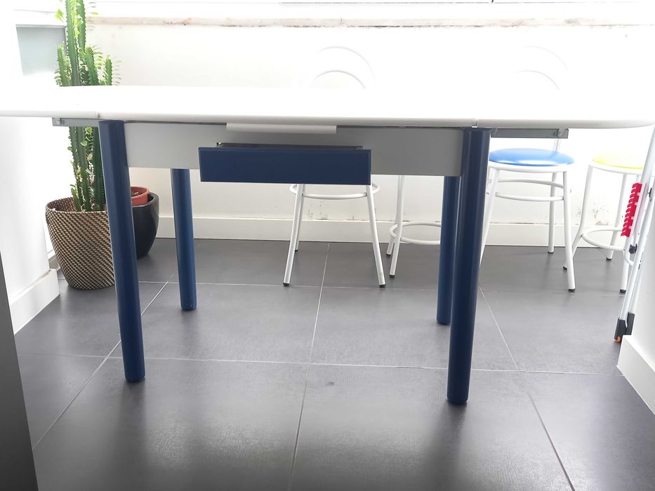 Mesa de cozinha extensível com duas cadeiras e dois bancos