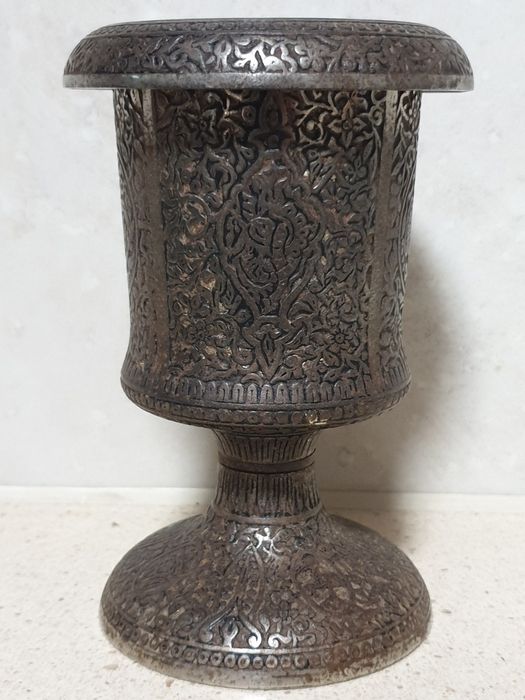 Antigo e pesado calice francês em ferro de fundição