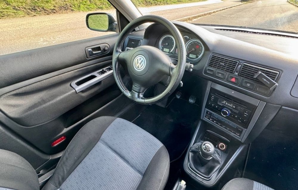 Volkswagen Golf 1,4 бензин 2003 рік