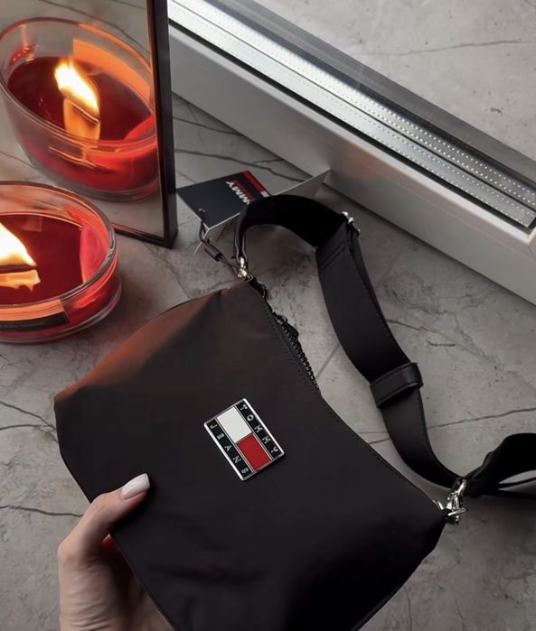 Чорна сумка через плече Томмy Hilfiger