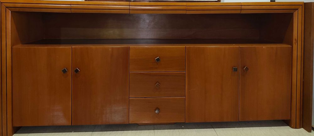 Móvel em madeira cor cerejeira