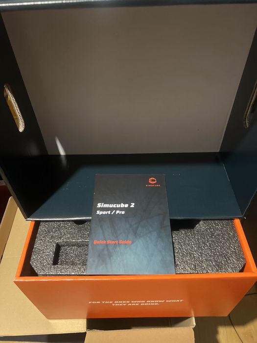 Simucube 2 Pro com volante e QR