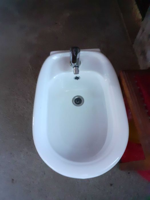 Uma porta e um bide