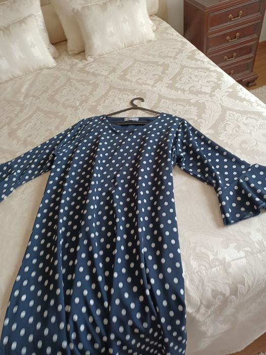 Vestido azul às bolinhas brancas