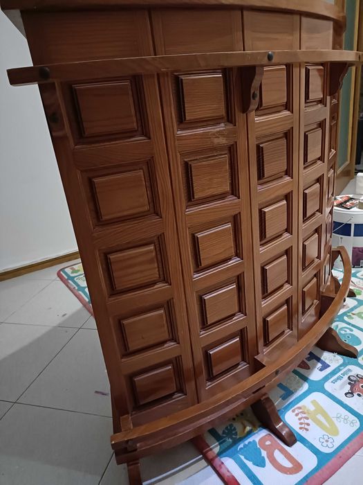 Vendo móvel bar com duas prateleiras á cor.