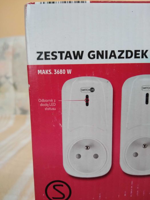 Gniazda elektryczne sterowane pilotem.