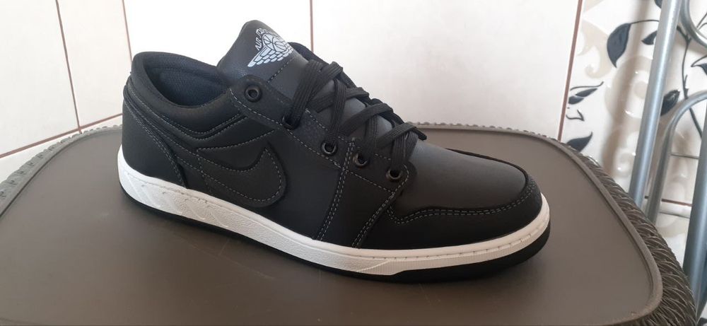 Нові кросівки 42,43 р