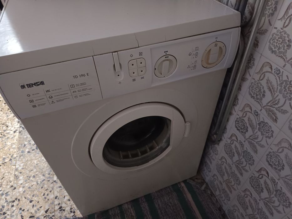Máquina de café e máquina de secar roupa