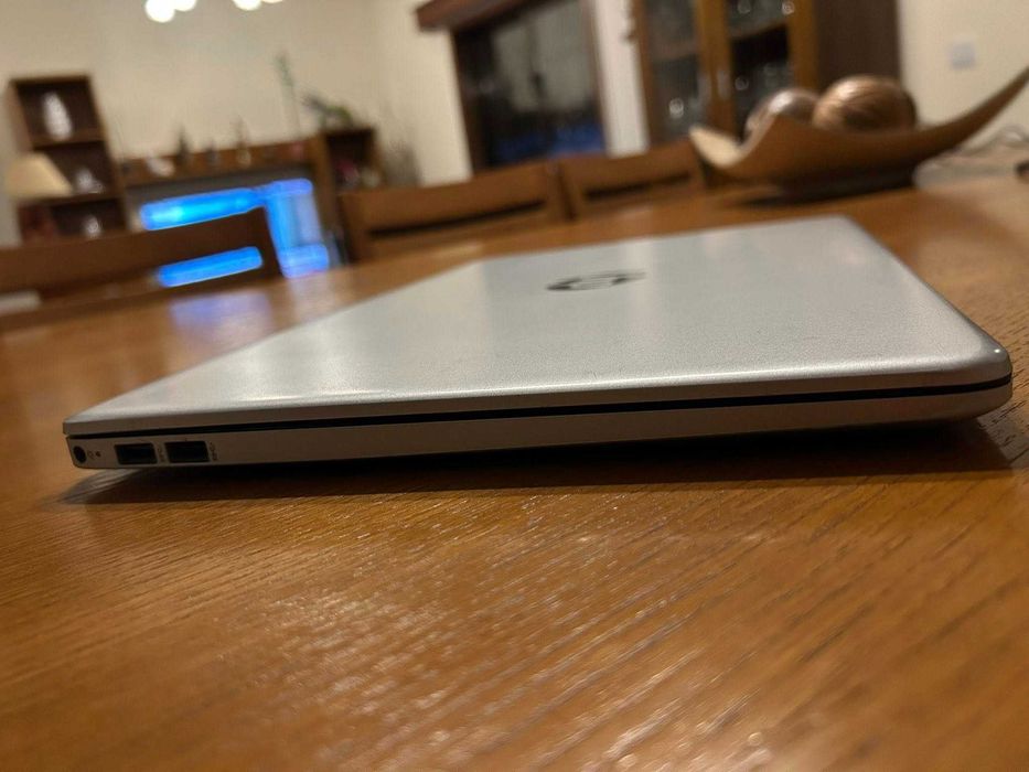 Portátil HP i5 com 8 GB RAM, SSD 512 GB e ecrã Full HD.