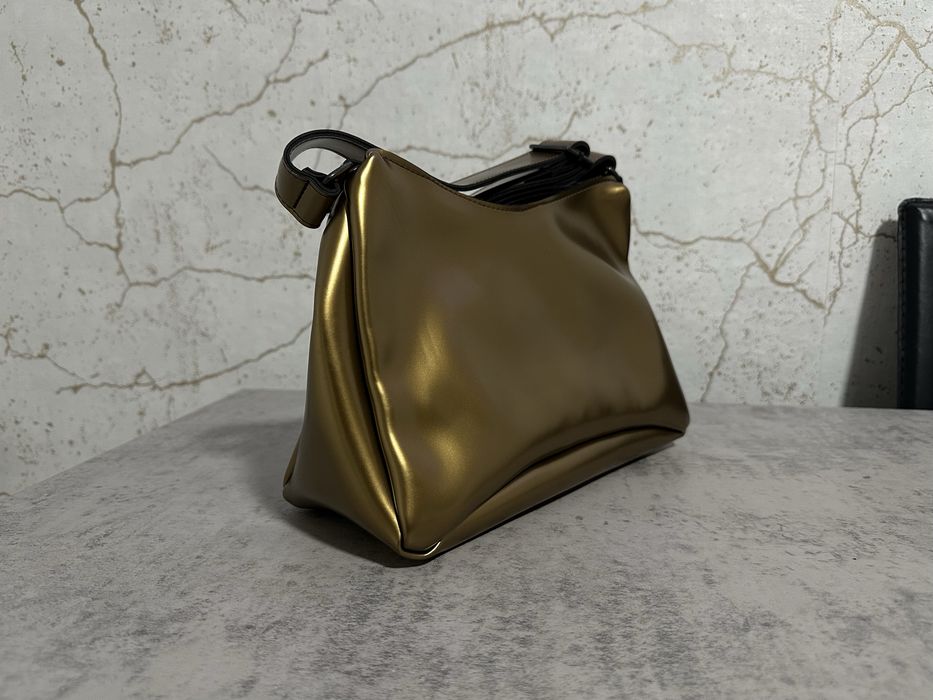 Mala Midi Dourada em Pele Cubanas