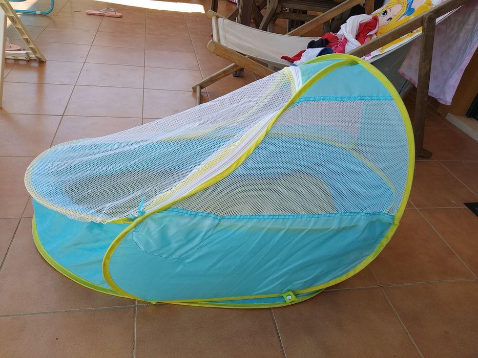 Berço dobrável de praia com mosquiteiro