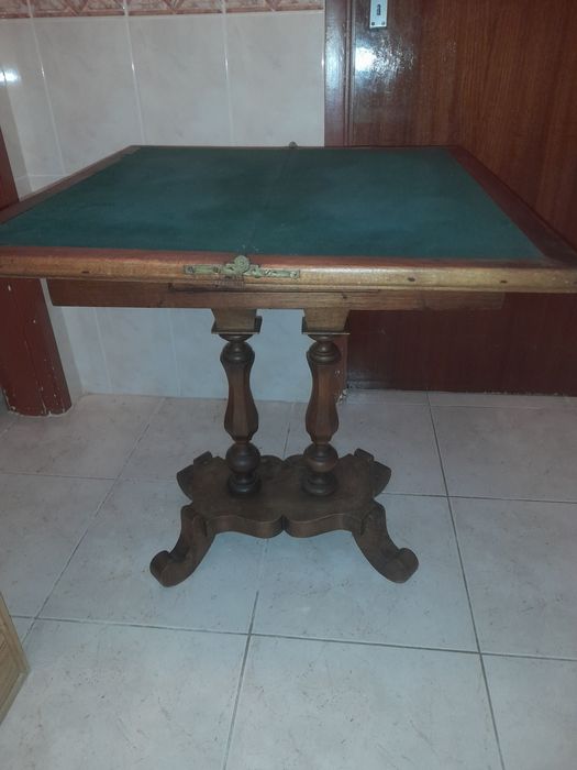 Mesa de jogo antiga em madeira