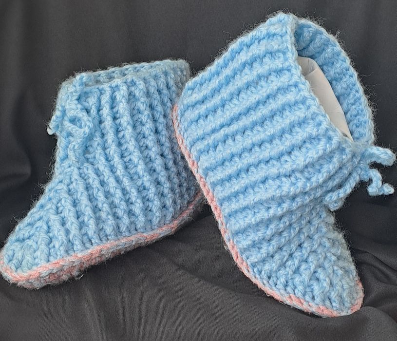 Sapatinhos de lã/ carapins feitos a mão NOVOS