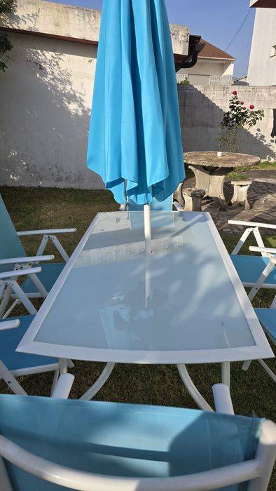 Mesa de Jardim com 6 cadeiras e parasol como novo
