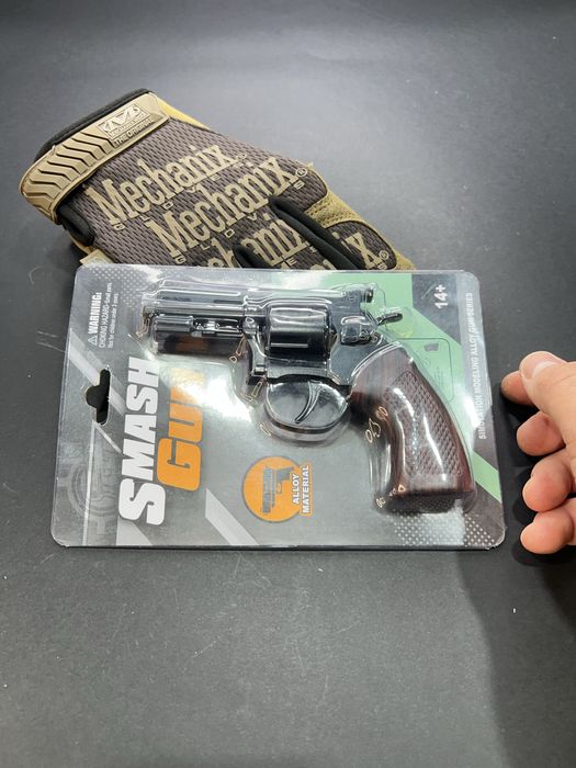 Металевий револьвер на пістонах