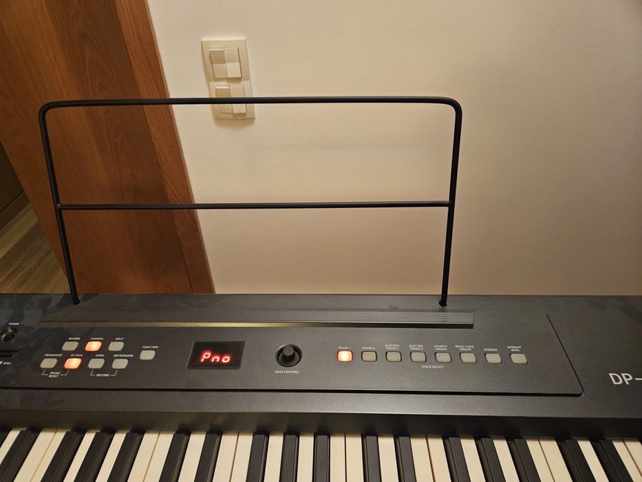 piano thomann DP 25 em otimo estado