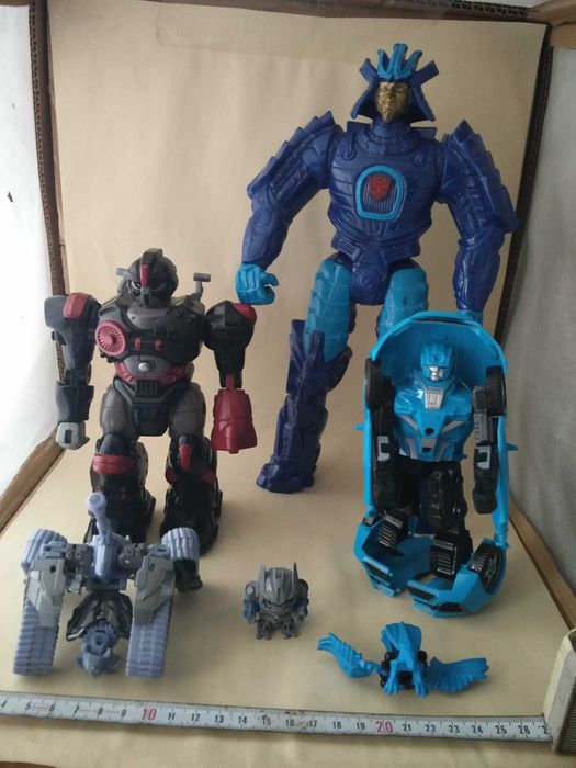 5 bonecos action figures dos Transformers
