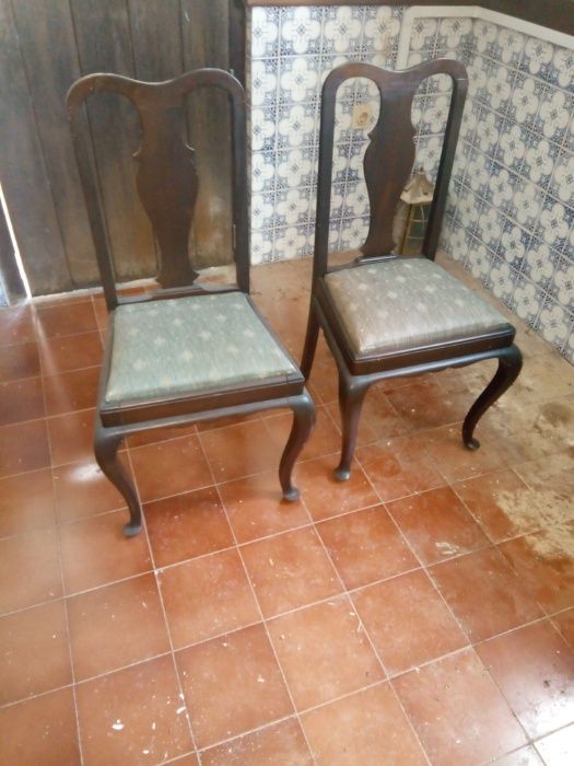 2 Cadeiras antigas de mogno em bom estado