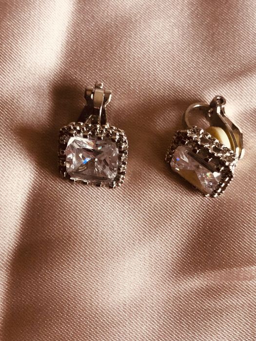 Brincos vintage com pedra grande