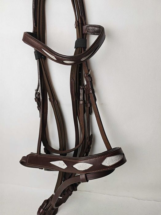 Powystawowe ogłowie Full w kolorze brązowym, komplet z wodzami.