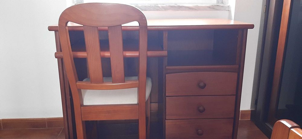 Mobília de quarto solteiro em cerejeira.