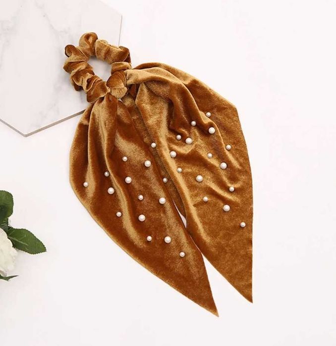 Scrunchie veludo e pérolas