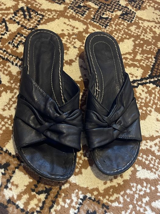 літні чорні тапочки шкіра
