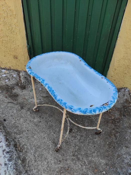 Bidé em esmalte com suporte em ferro