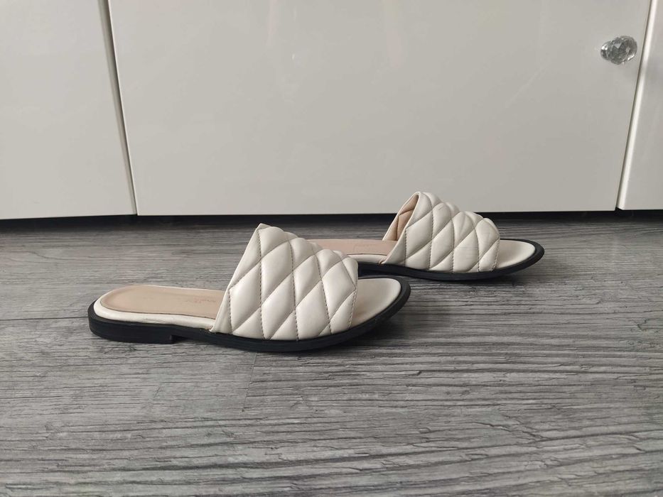 Skórzane białe pikowane klapki L37 HANDMADE SHOES Quilted Cake roz. 37