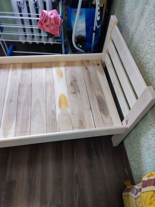 Продам кровать деревяная