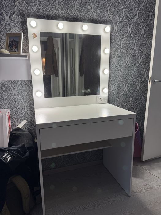 Продаю макіяжний стіл з підсвіткою