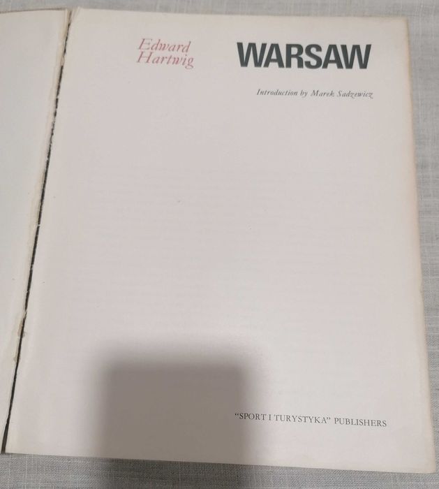 Livro Warsaw do fotógrafo Edward hartwig escrito em inglês.