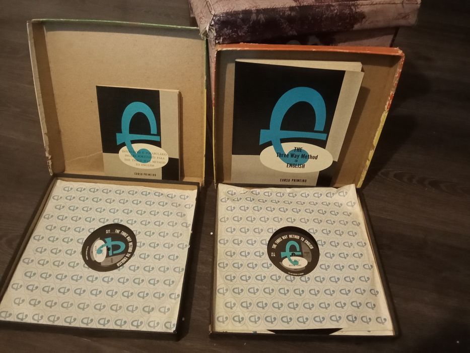 Livro e discos em