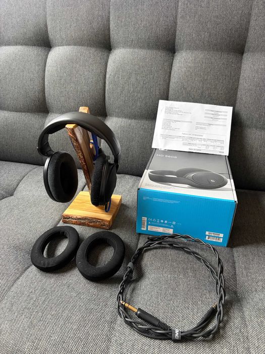 Dębowy stojak na słuchawki - rękodzieło