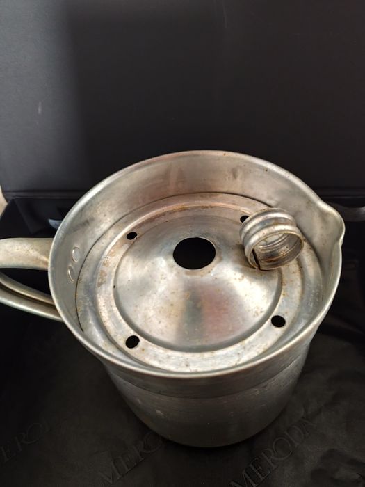 Antigo fervedor de leite e cafeteira em alumínio