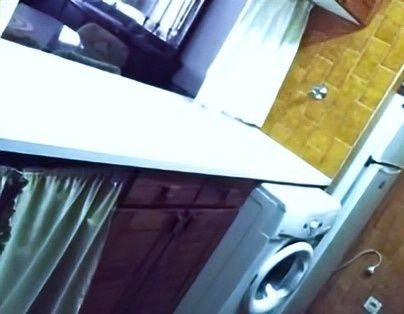 Apartamento T1, a 200 m da praia de Costa da Caparica, com varanda para a principal rua de comércio e restauração. Disponível em Setembro.