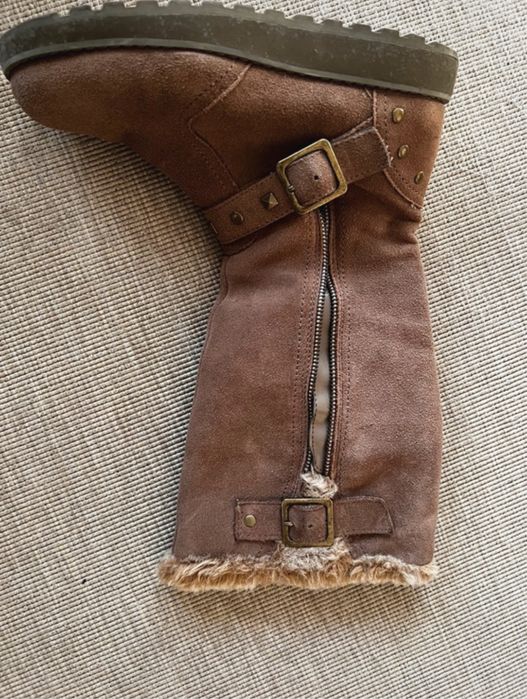 Botas Skechers, cano alto rasas, pelo