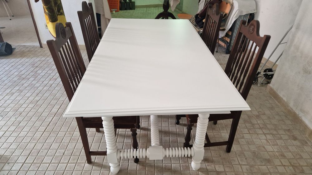 Mesa de jantar antiga restaurada / lacada a branco + 6 cadeiras estilo clássico