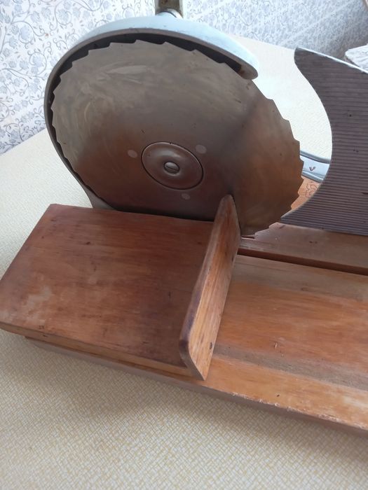 Продам антикварню хлеборезку