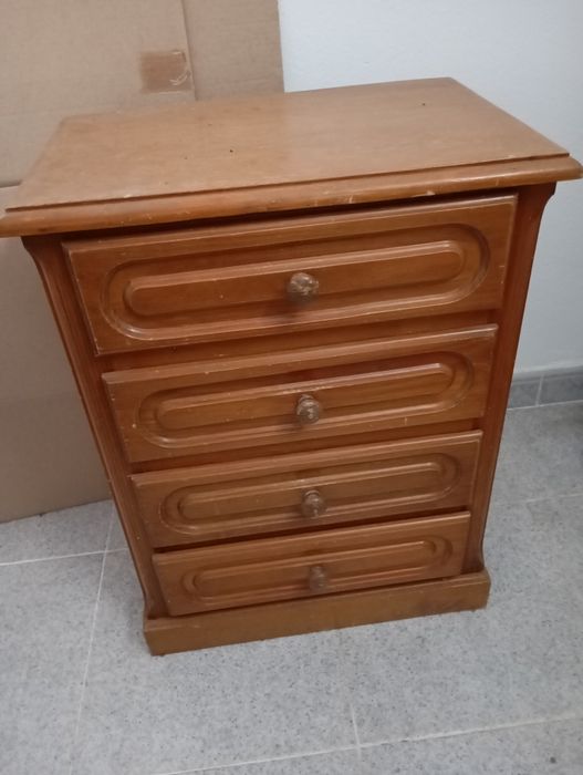 Mesa de cabeceira em pinho mel