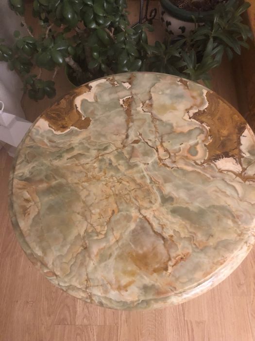 Столик журнальный из оникса,ножка комбенированная (латкнь+оникс),высо5