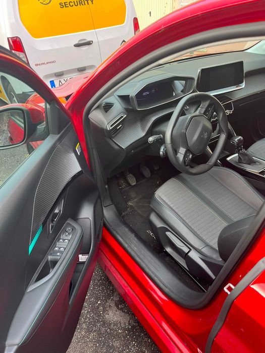 Carro Peugeot 208