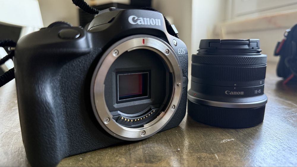 Canon R100 mirrorless