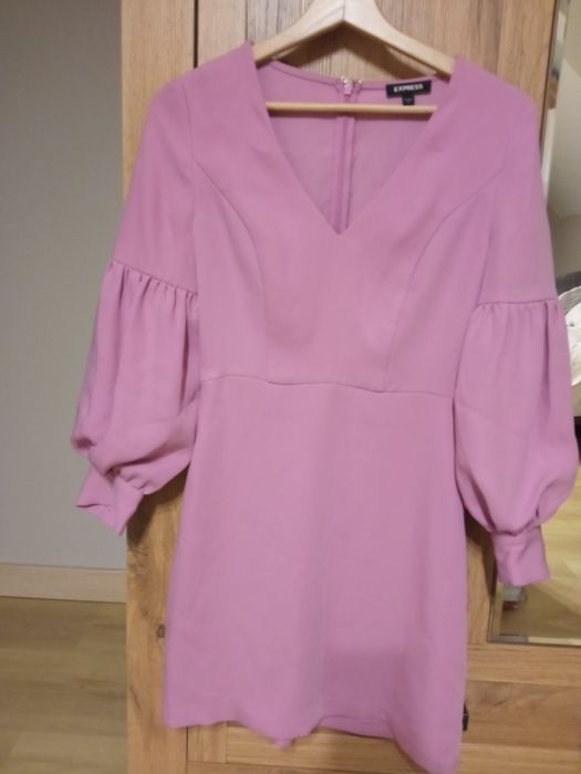 Piękna liliowa suknia z ozdobnymi rękawami