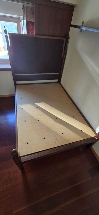 Cama de casal em ótimo estado